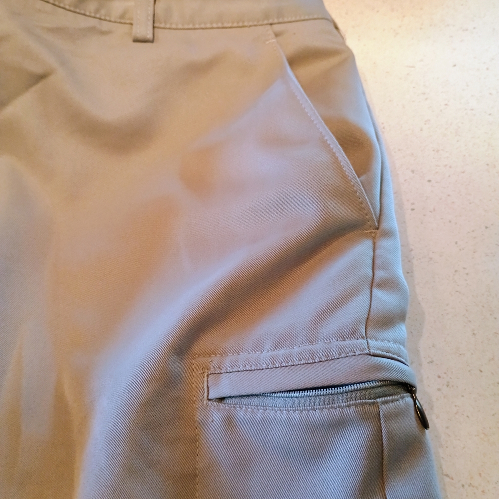 Izod Men's Cargo Shorts in Light Gray Bin 9 - Picture 2 of 6